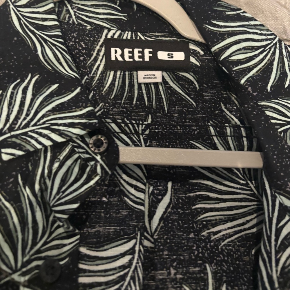Reef Button Down - Picture 3 of 3
